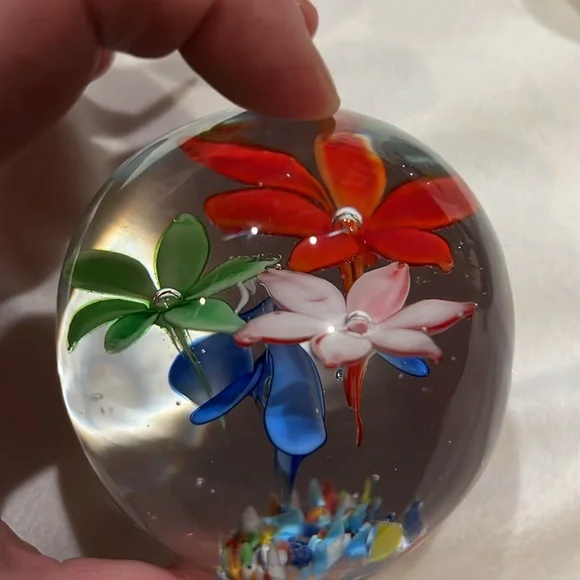 Set of three glass paperweights with floral design - Picture 4 of 10